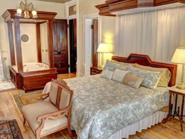 Romeo &amp; Juliet Suite, Shakespeare Chateau Inn Bed &amp; Breakfast